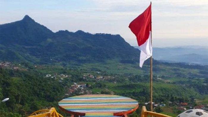 Rekomendasi tempat wisata di Bogor yang pesonanya sayang untuk dilewatkan. Salah satunya Curug Ciherang