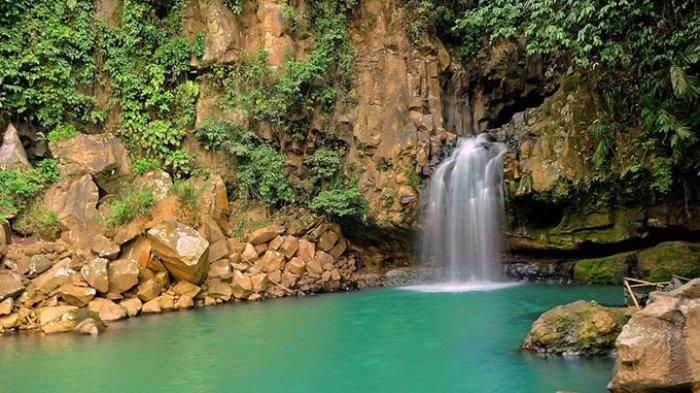 Curug Cikuluwung 2 memiliki semacam goa di bagian atas air terjunnya. Sehingga tempat wisata Bogor ini wajib kamu kunjungi.