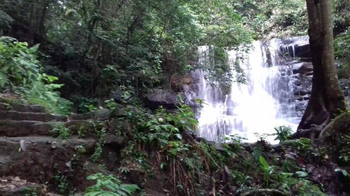 Curug Country tempat wisata yang dijuluki Niagara Mini berada di Desa Tanjung Rasa, Kecamatan Tanjung Sari, Kabupaten Bogor.