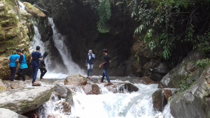 Curug Kembar Cibeurem kerap menjadi tujuan tempat wisata alam bagi wisatawan dari luar Bogor.