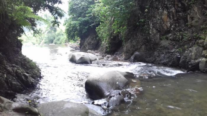 Kawasan tempat wisata curug Leuwi Asih di kecamatan Babakan Madang, Kabupaten Bogor menyimpan sebuah cerita unik dari penduduk sekitar.