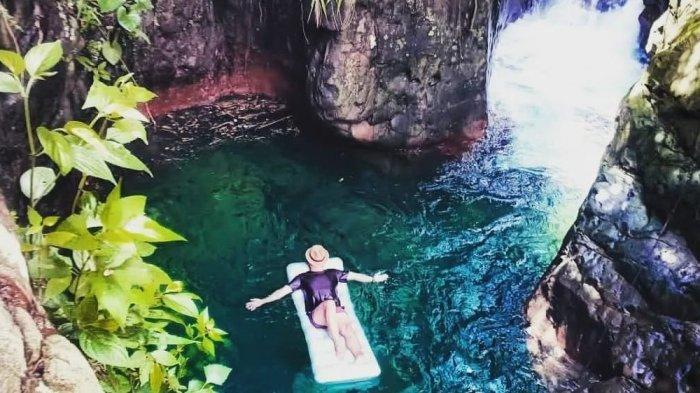 Curug Leuwi Lieuk, tempat wisata di Bogor yang memiliki air terjun berwarna biru-kehijauan dengan diapit dua bebatuan tinggi membuat curug ini sangat eksotis
