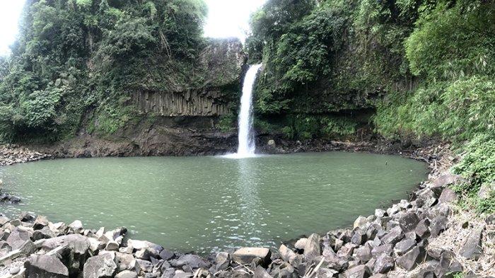 Di tempat wisata Curug Lontar Bogor ini, kamu dapat menikmati keindahan air terjun dan pemandangan sekitarnya dengan duduk di bebatuan sungai.