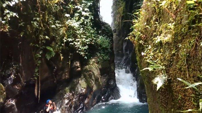 Curug Naga memiliki terjunan air sekitar 28 meter dan kedalamaannya mencapai 12 meter. Di tempat wisata Bogor ini pengunjung bisa terjun bebas dari ketinggian 7-8 meter.