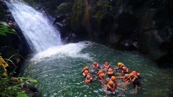 Curug Naga merupakan tempat wisata alam di Bogor yang menawarkan aktifitas body rafting untuk mencapai air terjun yang indah.