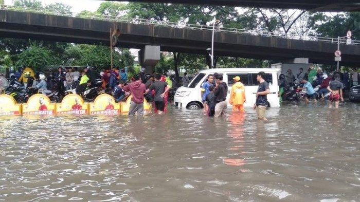 Jalan Kelayan A dan B Banjarmasin Terendam, Pengendara Cari Jalur Aman untuk Hindari Kebocoran Mesin