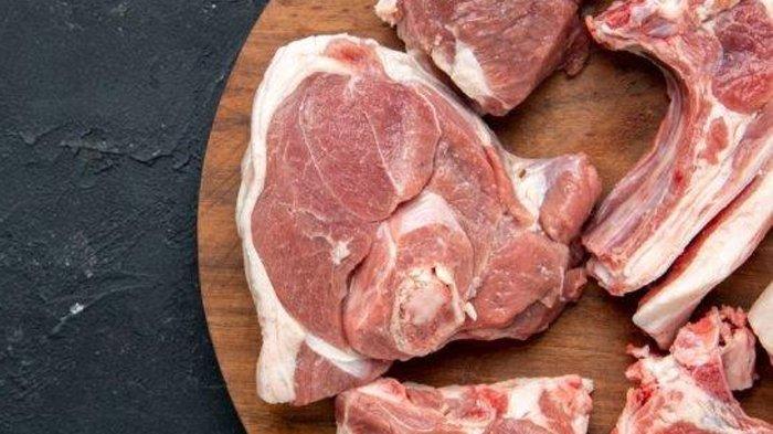 Simak tata cara simpan daging kurban di kulkas supaya awet berbulan-bulan. Ternyata ada dua hal yang dilarang saat penyimpanan, para ibu harus tahu.