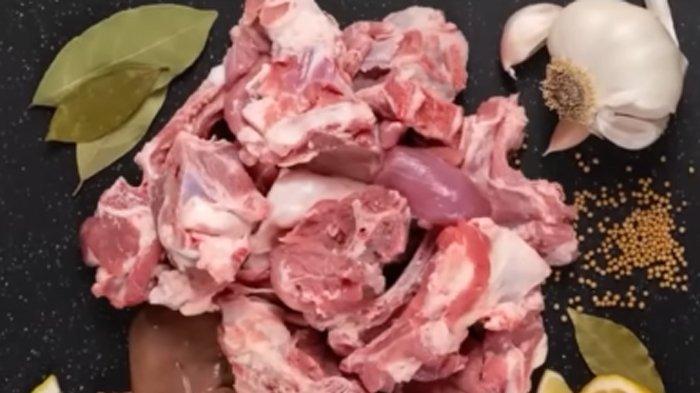 Simak tata cara simpan daging kurban di kulkas supaya awet berbulan-bulan. Ternyata ada dua hal yang dilarang saat penyimpanan, para ibu harus tahu.