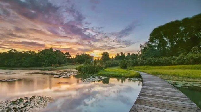 Suasana tempat wisata Danau Dora di Cibinong Bogor yang indah dan sejuk, cocok untuk dikunjungi di bulan puasa sambil menunggu adzan Magrib tiba.