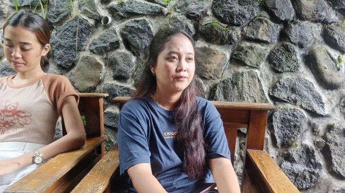 Rekan dari Fitria Wulandari saat berada dikediaman Fitria, Rabu (6/12/2023).