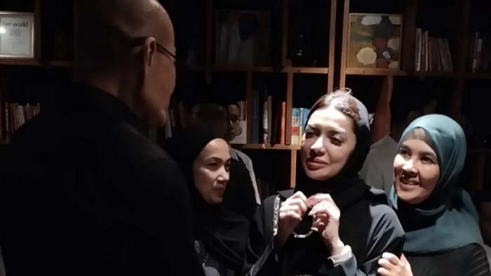 SUAMI NAJWA SHIHAB WAFAT: Tangkapan layar raut pilu menghiasi wajah Najwa Shihab usai sang suami, Ibrahim Assegaf meninggal dunia pada Selasa (21/5/2025). Sederet pejabat seperti Anies Baswedan hingga Ahok datang ke rumah duka guna menguatkan Najwa Shihab. (Instagram Deddy Corbuzier)