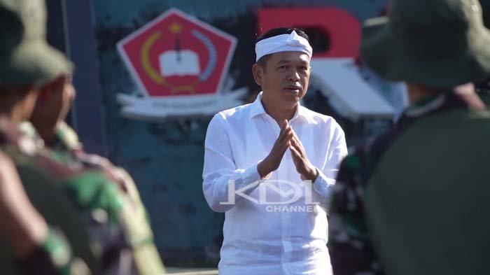 PROGRAM DEDI MULYADI: Tangkapan layar Dedi Mulyadi saat meninjau siswa nakal dilatih militer, disadur pada Senin (5/5/2025). Tak cuma yang nakal, siswa yang pintar di Jawa Barat juga rencananya bakal masuk barak militer. Dedi Mulyadi ungkap rencana cerdas untuk anak bangsa.