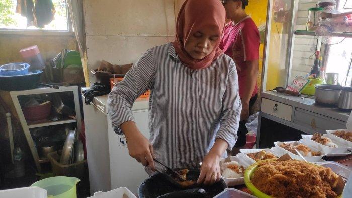 KULINER BOGOR - Kedai Si Teteh Ayam Teknik di kawasan Pakuan Bogor selalu ramai dengan antrean mahasiswa yang ingin sarapan atau makan siang hemat. Terlihat seorang karyawan kedai sedang mempersiapkan pesanan yang akan segera dibungkus untuk pelanggan.