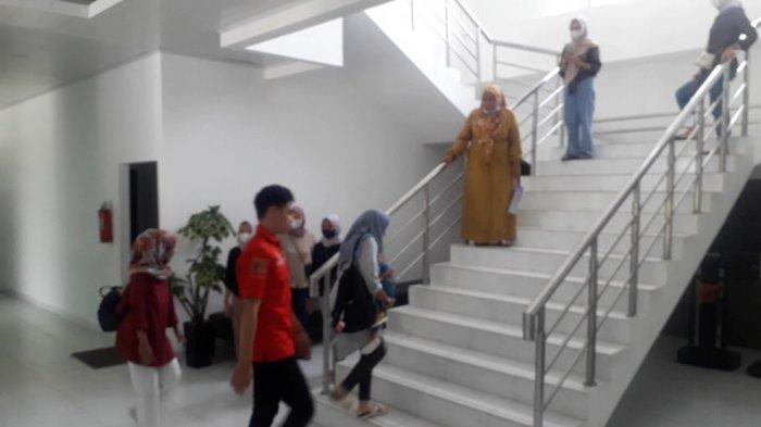 Naufal Fauzy -- Ibu Dian (kerudung biru) ketika memasuki gedung Polres Bogor sambil menggendong sang bayi, Jumat (29/9/2023).
