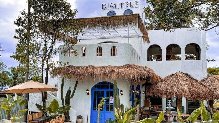 Desain interior dari depan Dimitree Coffee & Eatery Sentul yang sangat indah dengan bangunan berwarna putih menambah kesan tropical vibe , menjadi tempat kuliner Bogor yang wajib di kunjungi.