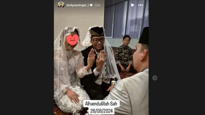 Heboh ayah almarhumah Vanessa Angel, Doddy Sudrajat pamer foto ijab kabul depan penghulu. Di sisi lain, mantan istri Doddy menyindir soal nafkah anak.