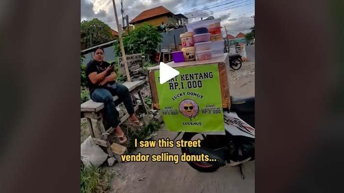 Viral aksi seorang penjual donat masih mau bantu bule kelaparan di Bali. Endingnya sang pedagang terenyuh tahu sosok bule tersebut