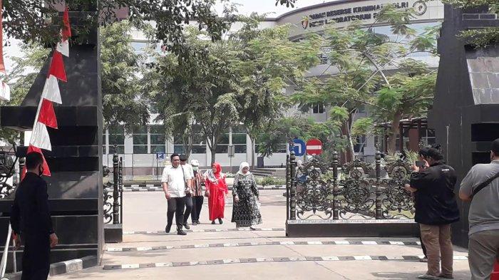 Kedua ibu bayi yang heboh karena bayinya diduga tertukar menjalani tes DNA di Pusat Laboratorium Forensik (Puslabfor) Polri, Babakan Madang, Kabupaten Bogor, Senin (21/8/2023).