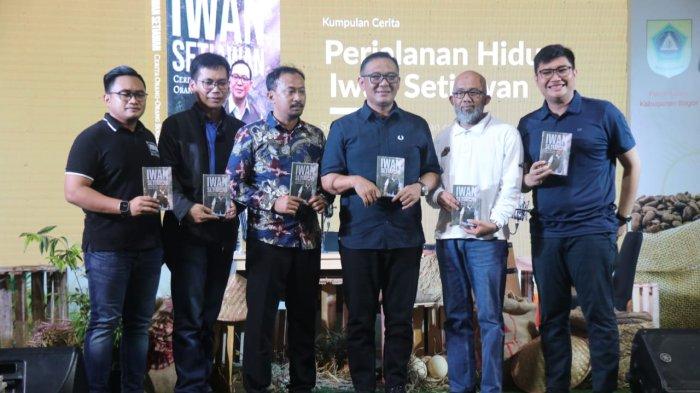 Plt Bupati Bogor, Iwan Setiawan luncurkan buku yang berjudul 'Iwan Setiawan Cerita Orang-Orang Bogor' buku tersebut merupakan kisah hidupnya yang dituangkan dalam bentuk tulisa, serta bisa menginspirasi anak-anak muda