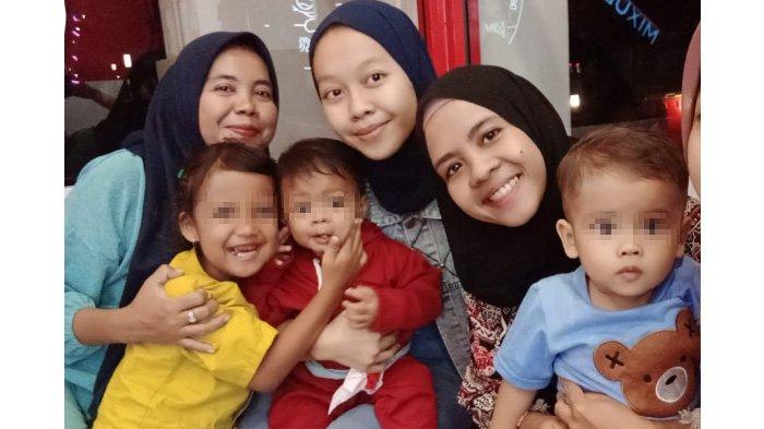 Momen pertemuan kembali dua bayi tertukar di Bogor. Siti Mauliah dan Dian sama-sama lepas rindu ke anak asuh mereka masing-masing, baby El (baju biru) dan baby Daanish (baju merah)