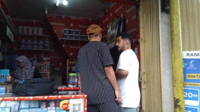 Imigran di Puncak Bogor saat Berbelanja di Warung Kaleng, Rabu (10/1/2024). Kehadiran imigran dari berbagai negara di Puncak Bogor kerap kali menimbulkan masalah baru menurut keluhan penduduk setempat.