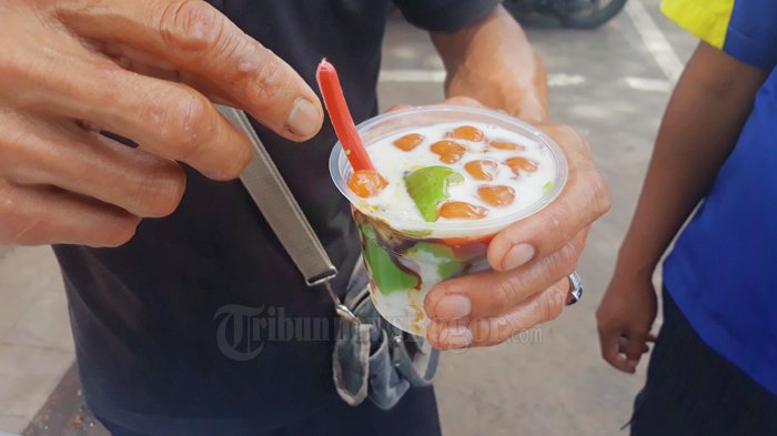 Es loder jadi kuliner Bogor yang legendaris, banyak dijual dipinggir jalan jadi tidak susah untuk kamu mencarinya. 