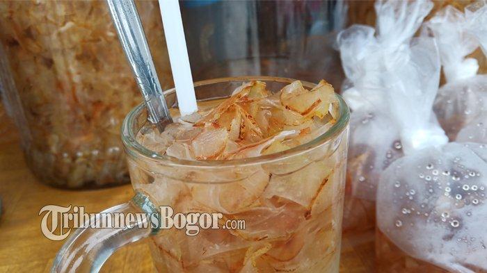 Es Pala Pak Ujang, kuliner Bogor di Jalan Suryakencana yang sayang untuk dilewatkan. Selain menyegarkan, minuman ini juga menyehatkan.