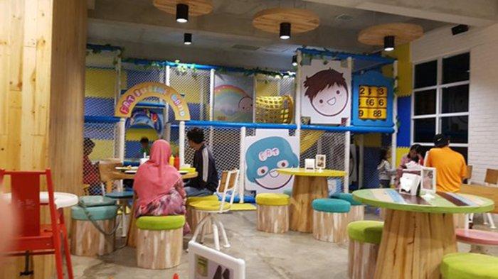 Rekomendasi tempat bukber Fat Bubble Bogor ini menyediakan ruang bermain untuk anak-anak dilengkapi dengan berbagai alat permainan.
