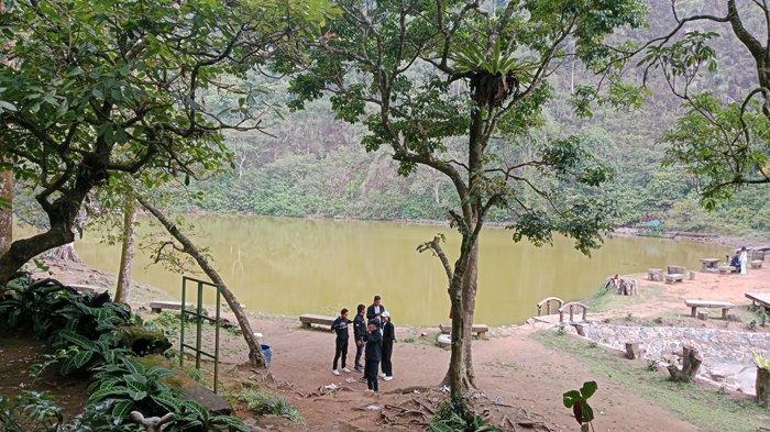 Telaga Warna merupakan tempat wisata Bogor berupa danau yang dikelilingi pepohonan hijau dan diapit oleh bukit dengan ketinggian 1.400 mdpl.