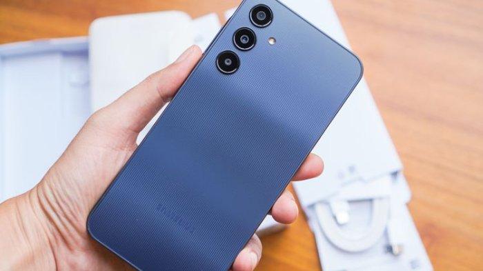 Sisi belakang Samsung Galaxy A25 5G berhias pola kotak-kotak kecil dan aksen pantulan cahaya.