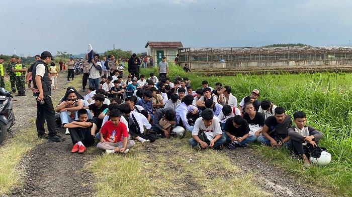100 orang remaja yang diduga gangster berhasil diamankan oleh jajaran Polresta Bogor Kota pada Jumat (22/3/2024) di Lapangan Land Bow Pasir Jaya, Kecamatan Bogor Barat, Kota Bogor.