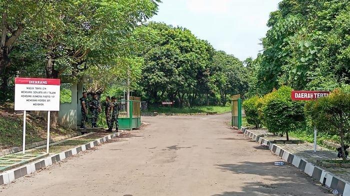 Akses masuk menuju gudang amunisi Paldam Jaya TNI AD di Desa Ciangsana, Kecamatan Gunungputri, Kabupaten Bogor, Minggu (31/3/2024).