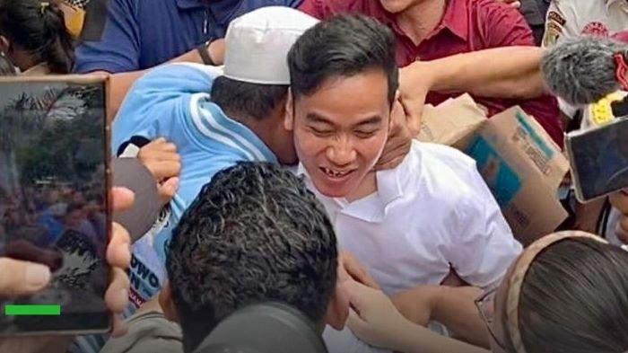 Viral Wakil Presiden RI Terpilih Gibran Rakabuming Raka lehernya ditarik warga hingga kesakitan