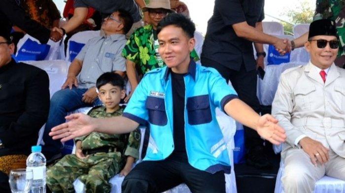 Wali Kota Solo Gibran Rakabuming Raka, kenakan baju petugas atau juru parkir saat Pawai pembangunan mengangkat tema dengan 17 titik prioritas, digelar di Kota Solo, Jawa Tengah (Jateng), sepanjang Jalan Slamet Riyadi, pada Jumat (18/8/2023).