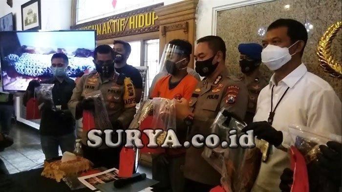 Barang Bukti yang berhasil disita oleh kepolisian meliputin Kain Jarik, Tali Rafia, Benang dan Kain Warna Putih, dipamerkan dalam pres rilis Polrestabes Surabaya, Sabtu siang (8/8/2020).