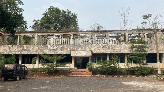 Gedung terbengkalai di Cikaret, Kelurahan Harapan Jaya, Kecamatan Cibinong, Kabupaten Bogor, Rabu (8/11/2023)
