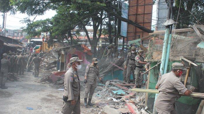 Puluhan Warung di Simpang Ciawi, Kabupaten Bogor dibongkar Satpol PP, Selasa (21/11/2023).