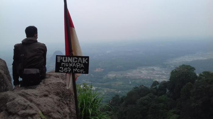 Puncak Gunung Munara, alternatif tempat wisata di Bogor untuk rayakan HUT Kemerdekaan RI.