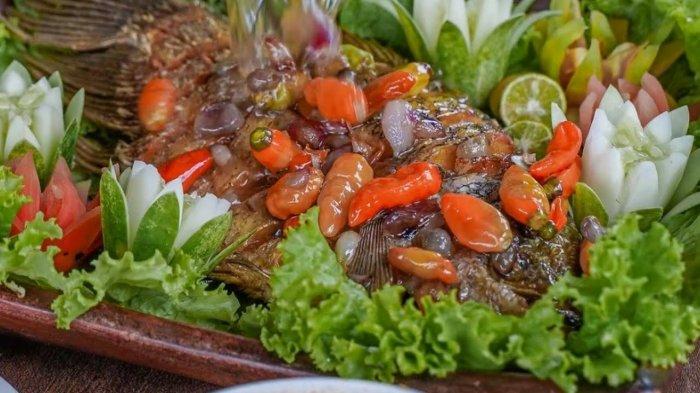 Menu Gurame Cobek Mang Dayat, kuliner Bogor yang menyegarkan disiram dengan kuah cabai semakin menggugah selera makan kalian.