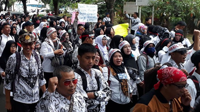 ILUSTRASI GURU HONORER - Dalam foto: Aksi unjuk rasa guru honorer di Cibinong, Kabupaten Bogor, Rabu (19/9/2018)