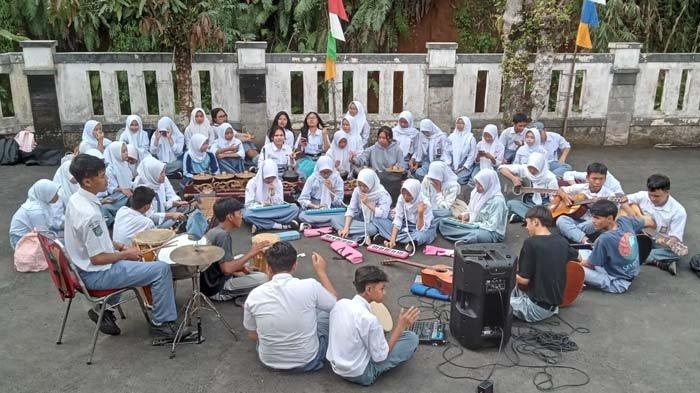 Menjadi seorang guru ternyata tidak membatasi kreatifitas kesenian dari seorang Doni Dartafian (34), guru Bahasa Indonesia di SMA Negeri 1 Ciomas Kabupaten Bogor.