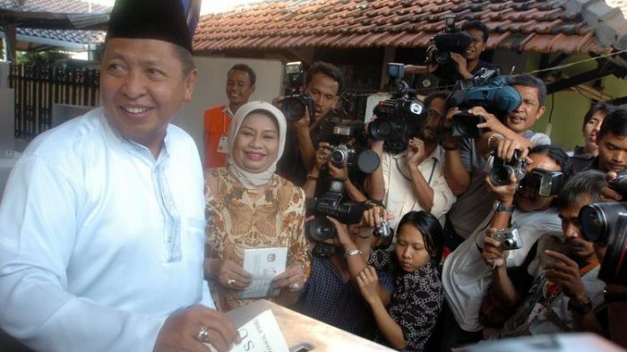 Hamzah Haz didampingi istri, Nani, saat mengikuti Pemilu 2004. (KOMPAS/DANU KUSWORO)