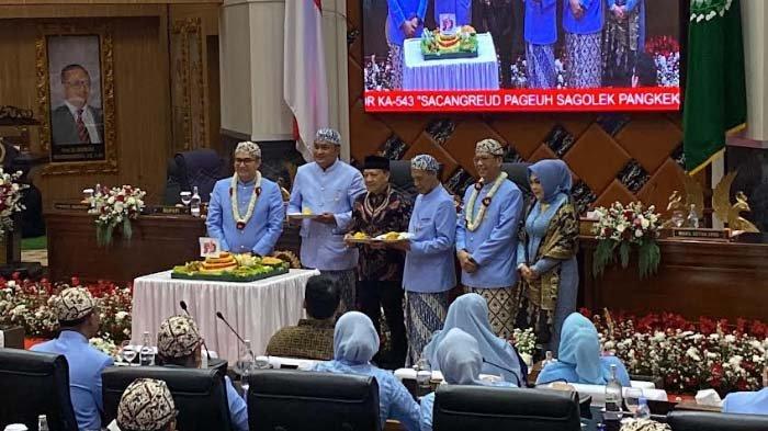 HJB KABUPATEN BOGOR: Kemeriahan peringatan HJB ke-543 di Kabupaten Bogor, Selasa (3/6/2025). Intip kemeriahan peringatan Hari Jadi Bogor (HJB) ke-543 yang jatuh pada 3 Juni 2025 di Kabupaten Bogor yakni ada potong tumpen dan terjun payung. (Muamarrudin Irfani)
