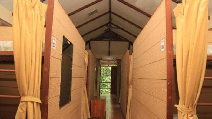 Rekomendasi hotel di Bogor ini juga punya kamar kapsul yang modelnya mirip dormitory dengan ranjang susun. Adalah Cico Resort yang tawarkan harga sewa murah meriah.