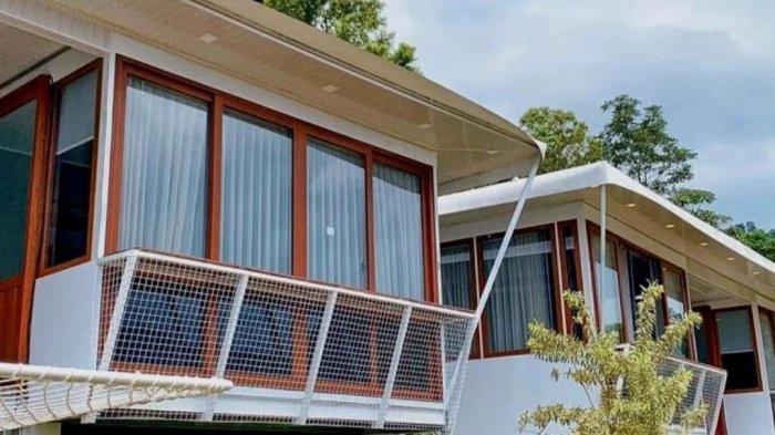 De Pointè Resort & Resto, hotel di Bogor yang mengusung konsep kabin dan glamping. Lokasinya ada di Jalan Negalsari, Sukatani, Tugu Utara, Kecamatan Cisarua, Kabupaten Bogor, Jawa Barat.
