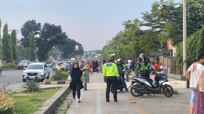 Pemotor berusaha menghindari razia petugas pada Operasi Patuh Lodaya 2024 di Jalan Alternatif Sentul, Kecamatan Babakanmadang, Kabupaten Bogor pada Senin (15/7/2024).