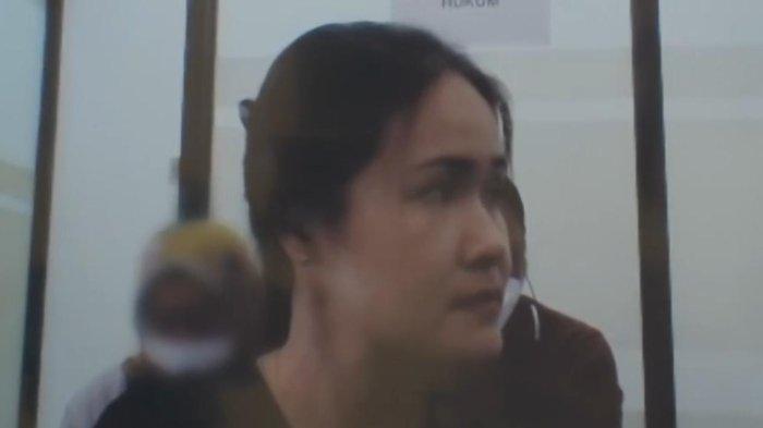 Jessica Wongso sedang menengok ke petugas lapas karena ia bingung percakapannya dengan kru film tiba-tiba disetop, hal itu terjadi di Lapas Pondok Bambu, Lapas wanita Jakarta kelas II A saat sedang wawancara film dokumenter 'Ice Cold: Murder, Coffee and Jessica Wongso' yang tayang di Netflix