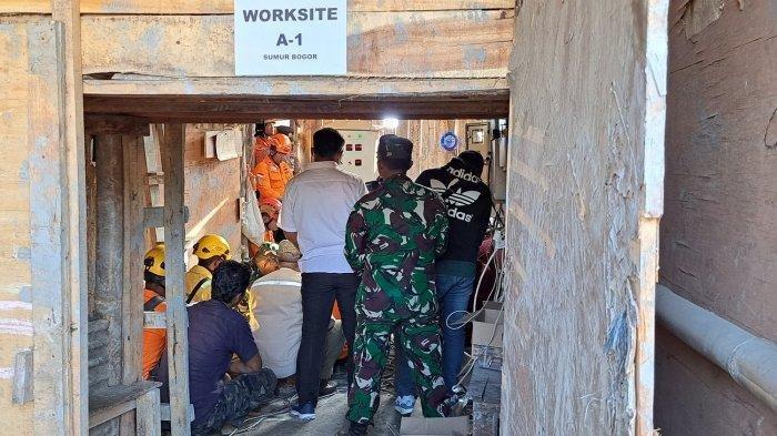 Perwakilan keluarga penambang di Banyumas yang terjebak di lubang galian di Desa Pancurendang, Kecamatan Ajibarang, Banyumas saat berdoa bersama di area sumur lubang galian, Minggu (30/7/2023).