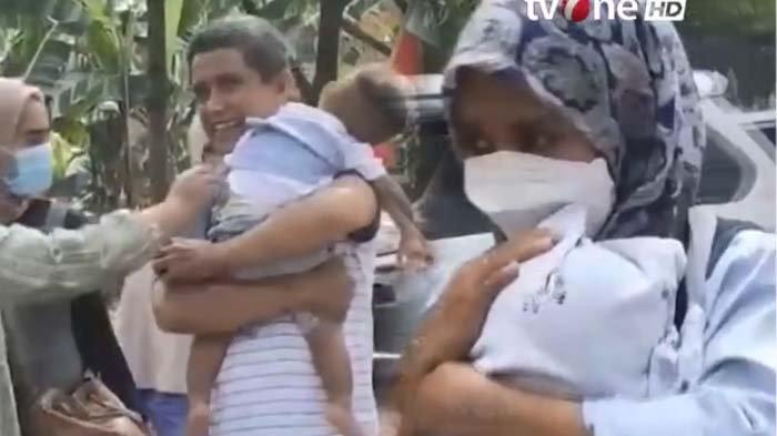 Sikap Ibu D (kanan) dengan Siti Mauliah dan suami (kiri) jelang menjalani tes DNA bayi tertukar tuai sorotan. Tak sesantai Siti Mauliah dan suami, ibu D terlihat cemas dan memeluk erat sang bayi sebelum dites DNA