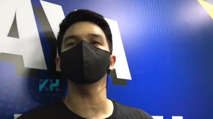Mengenal sosok Jonathan Frizzy alias Ijonk, artis yang terbelit kasus penyelundupan vape isi obat keras hingga diperiksa kepolisian sebagai saksi.